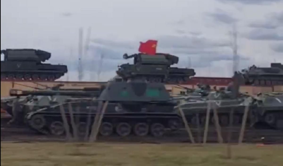 На машине – флаг СССР: в Беларуси у границ России и Украины много российской техники На машине – флаг СССР: в Беларуси у границ России и Украины много российской техники