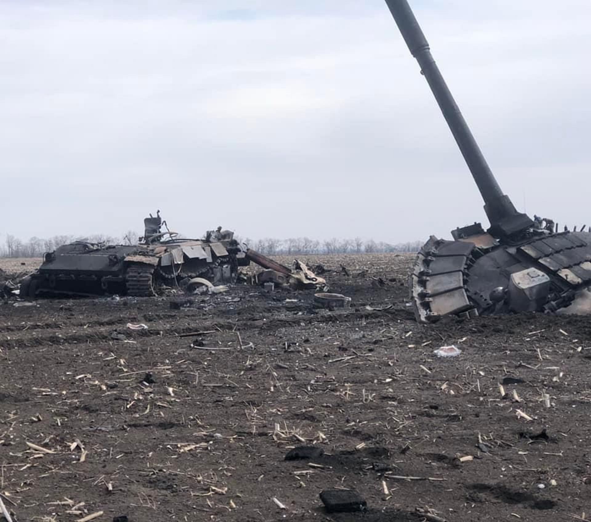 Потеря войск. Подбитая техника ВСУ на Донбассе. Мариуполь подбитый танк Украина. Разбитая техника РФ на Украине.