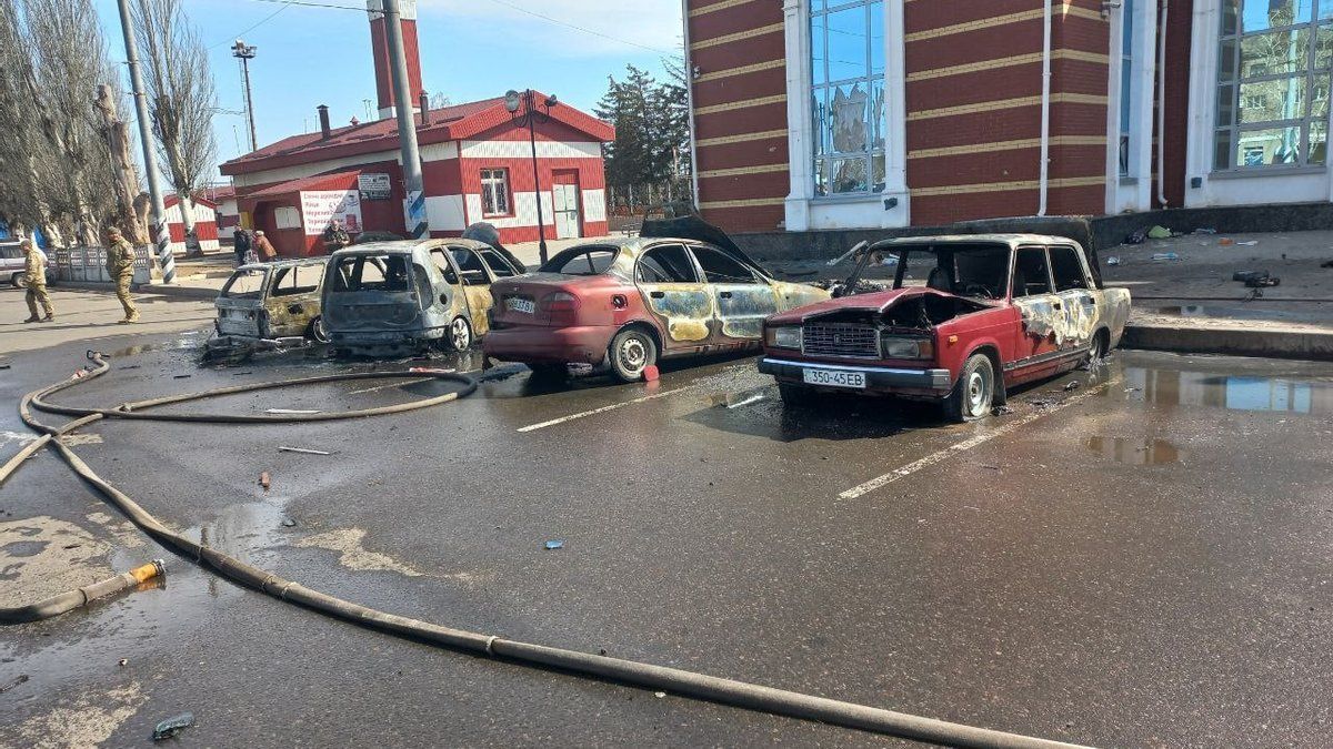 Окровавленную игрушку с вокзала Краматорска передадут в представительство ООН Окровавленную игрушку с вокзала Краматорска передадут в представительство ООН