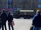 У захопленому Мелітополі дефіцит ліків, черги в аптеках, а магазини розграбовані: фото з міста