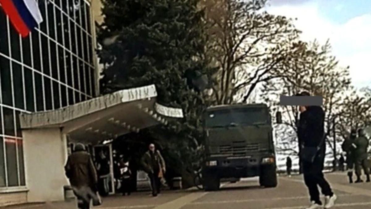 Оккупанты обустроили военные базы в захваченном Мелитополе и проводят там тренировки Оккупанты обустроили военные базы в захваченном Мелитополе и проводят там тренировки