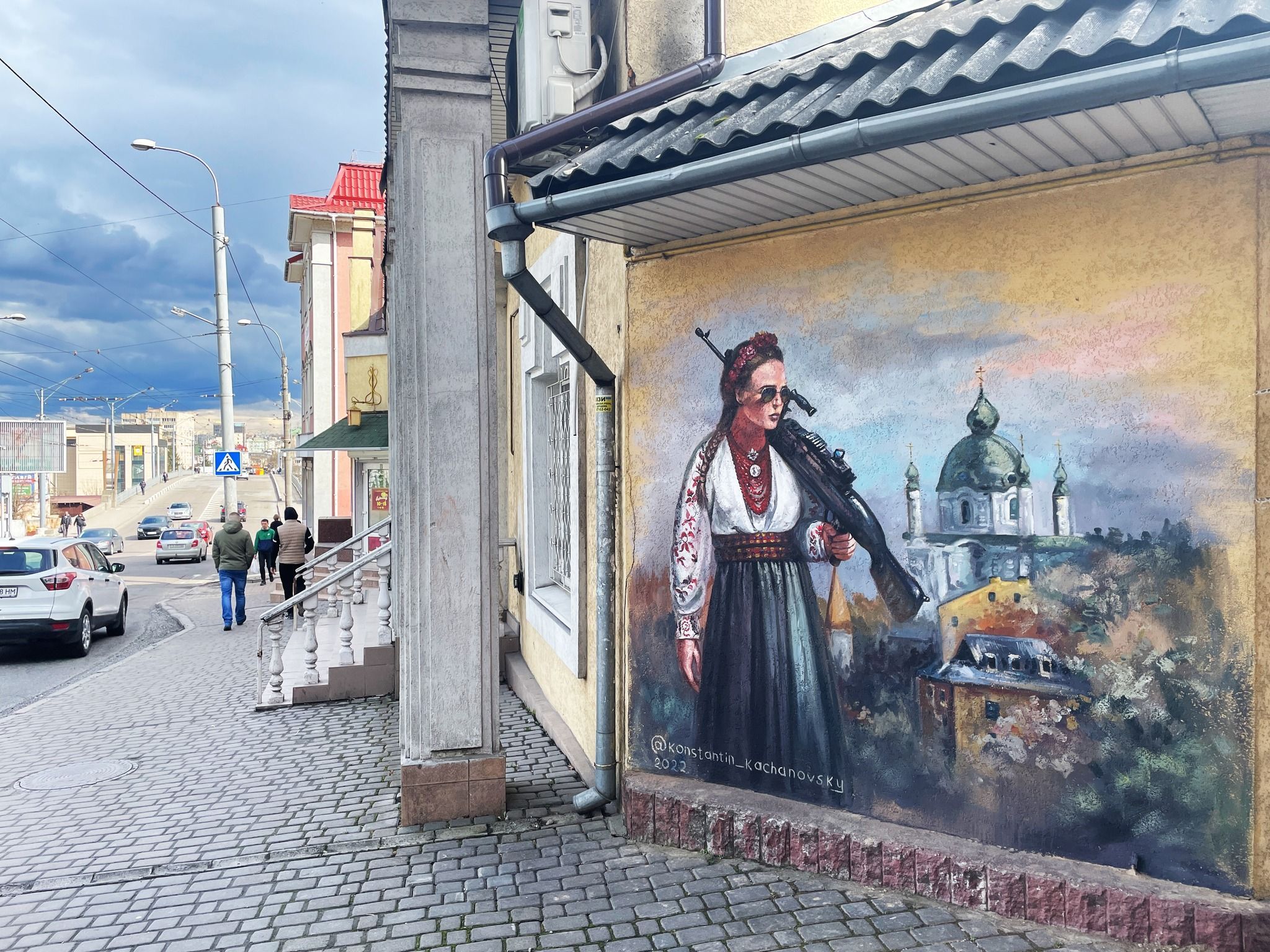 "Красавица терпеть не будет": в Ровно появился символический мурал "Красавица терпеть не будет": в Ровно появился символический мурал