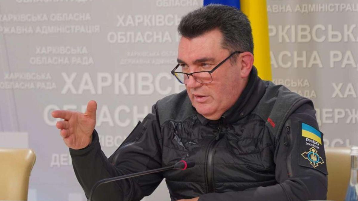 Украину тайно посетил экс-министр обороны США, – Данилов