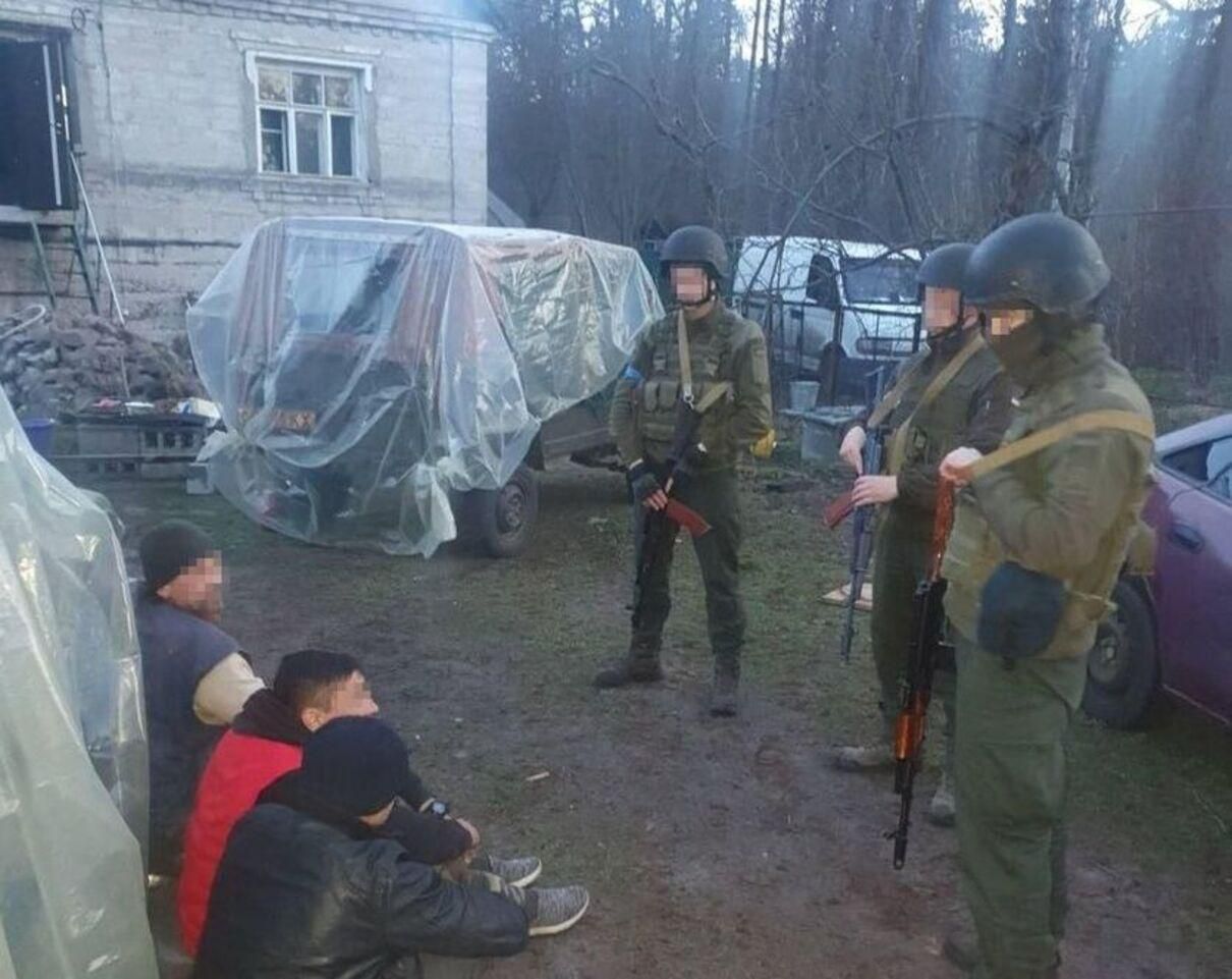 В Ирпене нацгвардейцы нашли склад награбленного имущества и группу вероятных мародеров В Ирпене нацгвардейцы нашли склад награбленного имущества и группу вероятных мародеров