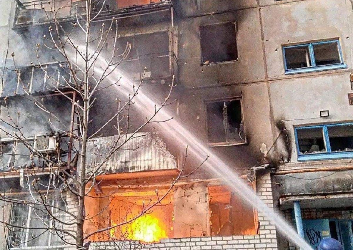 З підвалу палаючої багатоповерхівки рятувальники Сєвєродонецька евакуювали 84-річну бабусю - 10 апреля 2022 - 24 Канал З підвалу палаючої багатоповерхівки рятувальники Сєвєродонецька евакуювали 84-річну бабусю - 10 апреля 2022 - 24 Канал