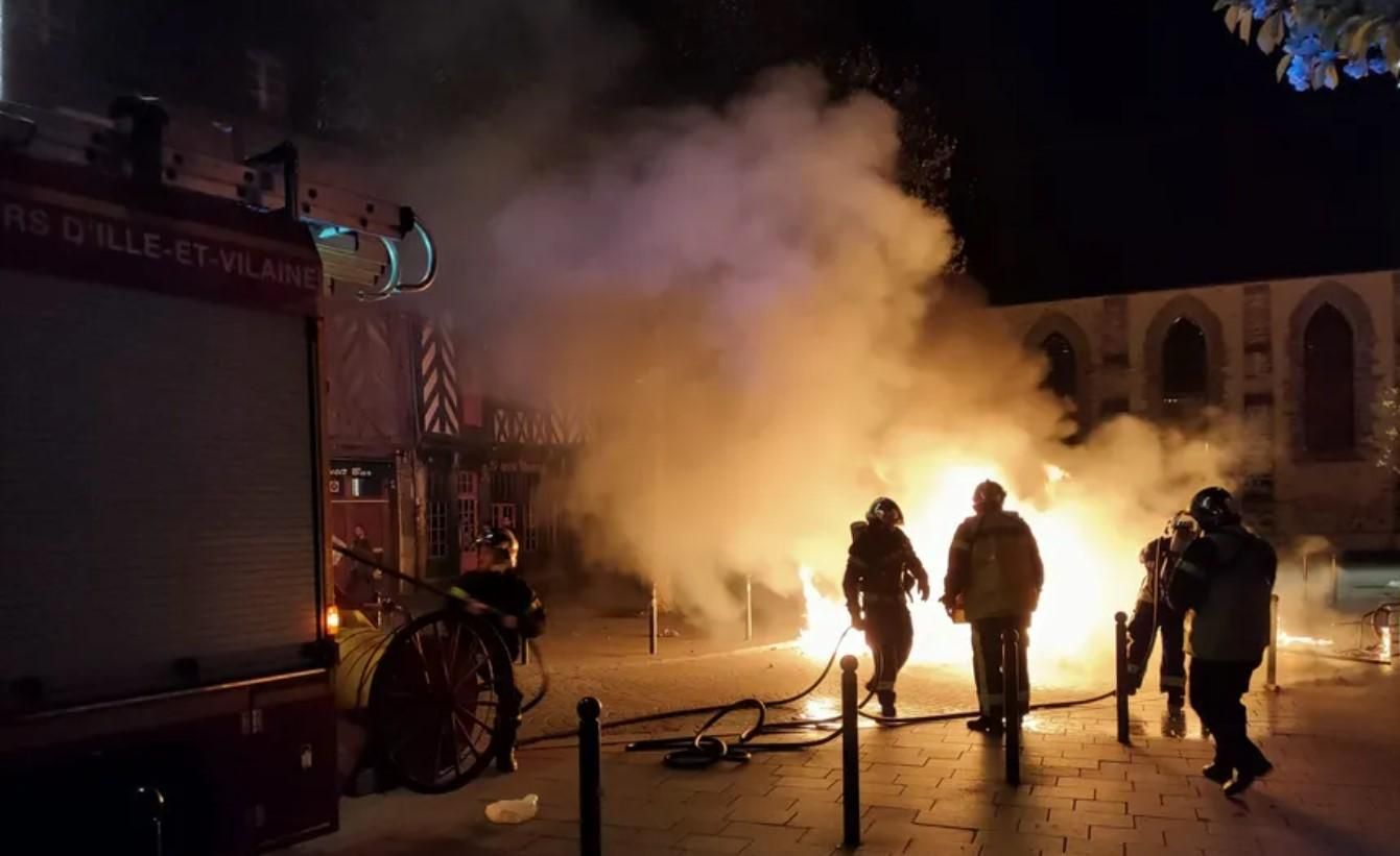 Після оголошення екзитполу виборів у Парижі люди вийшли на мітинг: вже стоять барикади - 24 Канал Після оголошення екзитполу виборів у Парижі люди вийшли на мітинг: вже стоять барикади - 24 Канал