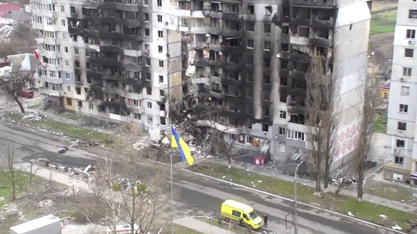 Рятувальники підняли прапор України над Бородянкою і продовжують розбирати завали - 24 Канал Рятувальники підняли прапор України над Бородянкою і продовжують розбирати завали - 24 Канал