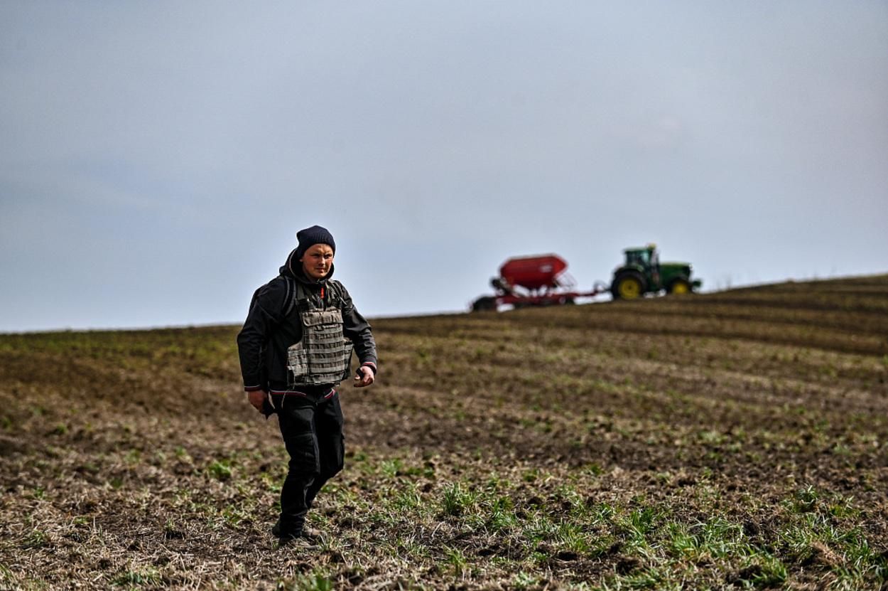 Китайське ЗМІ показало, як фермери на Запоріжжі в бронежилетах проводять посівну - 24 Канал