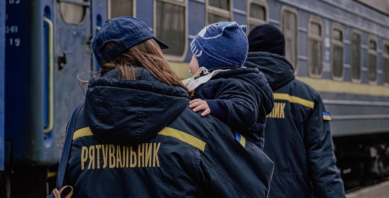 Рятувальники у Сєвєродонецьку під обстрілами допомагають людям - 24 Канал Рятувальники у Сєвєродонецьку під обстрілами допомагають людям - 24 Канал