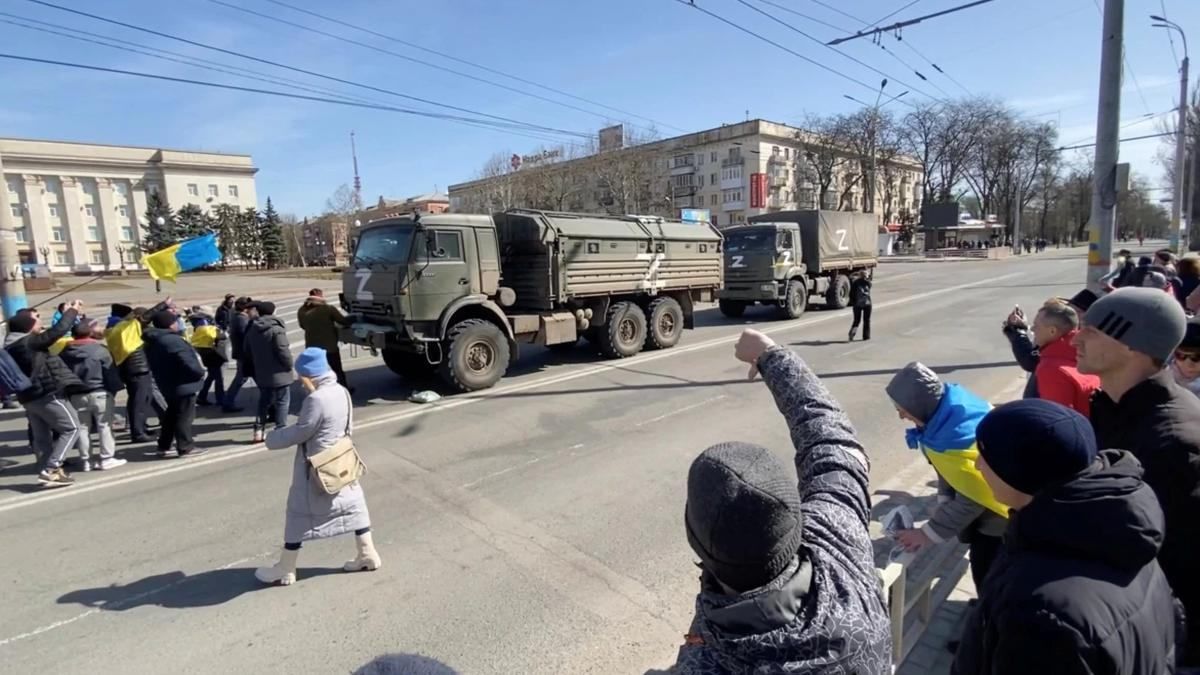 Військові РФ обурені тим, що їм забороняють мародерити у Херсоні, але генералів це не стосується - 24 Канал