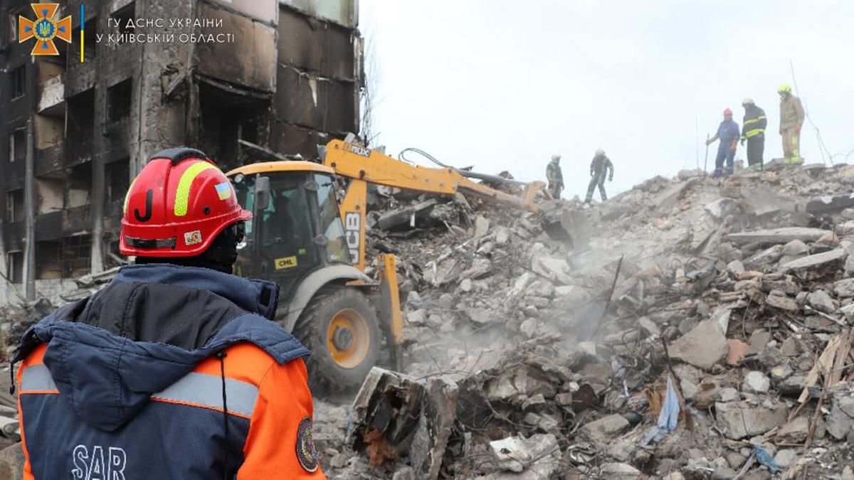 ГСЧС продолжает разбирать завалы в Бородянке и разминирует районы Киевской области - 24 Канал