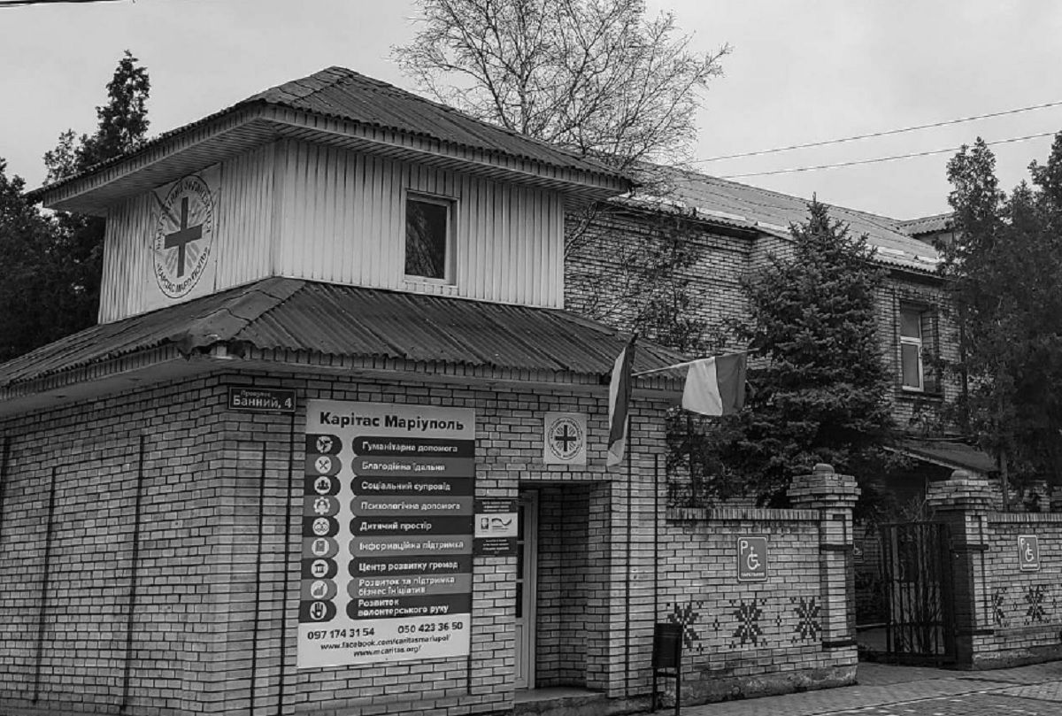 В Мариуполе из танка расстреляли здание благотворительного фонда "Каритас": погибли люди