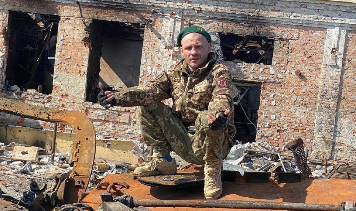 Розбирає завали та допомагає місцевим: Берінчик показав кадри зі звільненого Тростянця