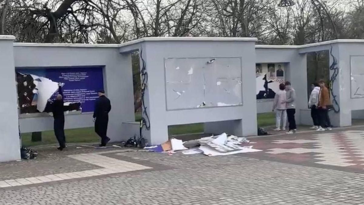 Россияне разбили мемориал "Слава Украине" в Херсоне Россияне разбили мемориал "Слава Украине" в Херсоне