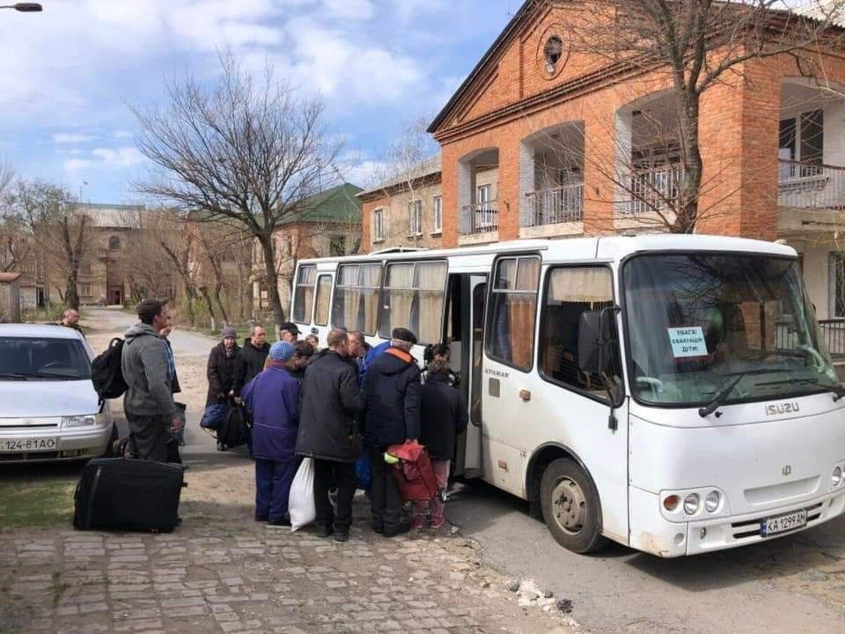 Более 600 человек: в Луганской области продолжается эвакуация