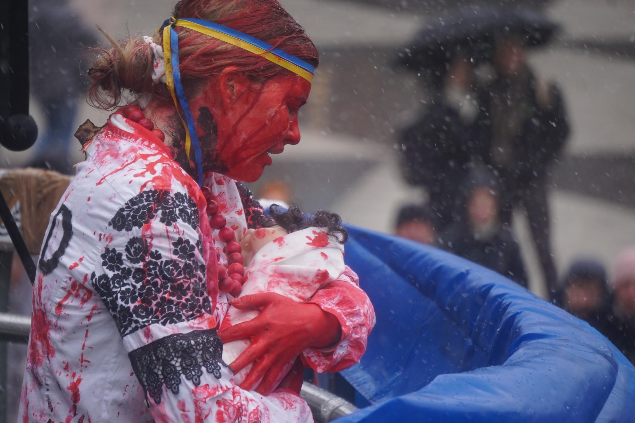 Украинка в Стокгольме провела акцию памяти о погибших на железнодорожном вокзале в Краматорске - 24 Канал Украинка в Стокгольме провела акцию памяти о погибших на железнодорожном вокзале в Краматорске - 24 Канал