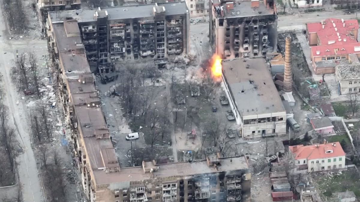 Их в десять раз больше, но "азовцы" продолжают уничтожать оккупантов на улицах Мариуполя Их в десять раз больше, но "азовцы" продолжают уничтожать оккупантов на улицах Мариуполя