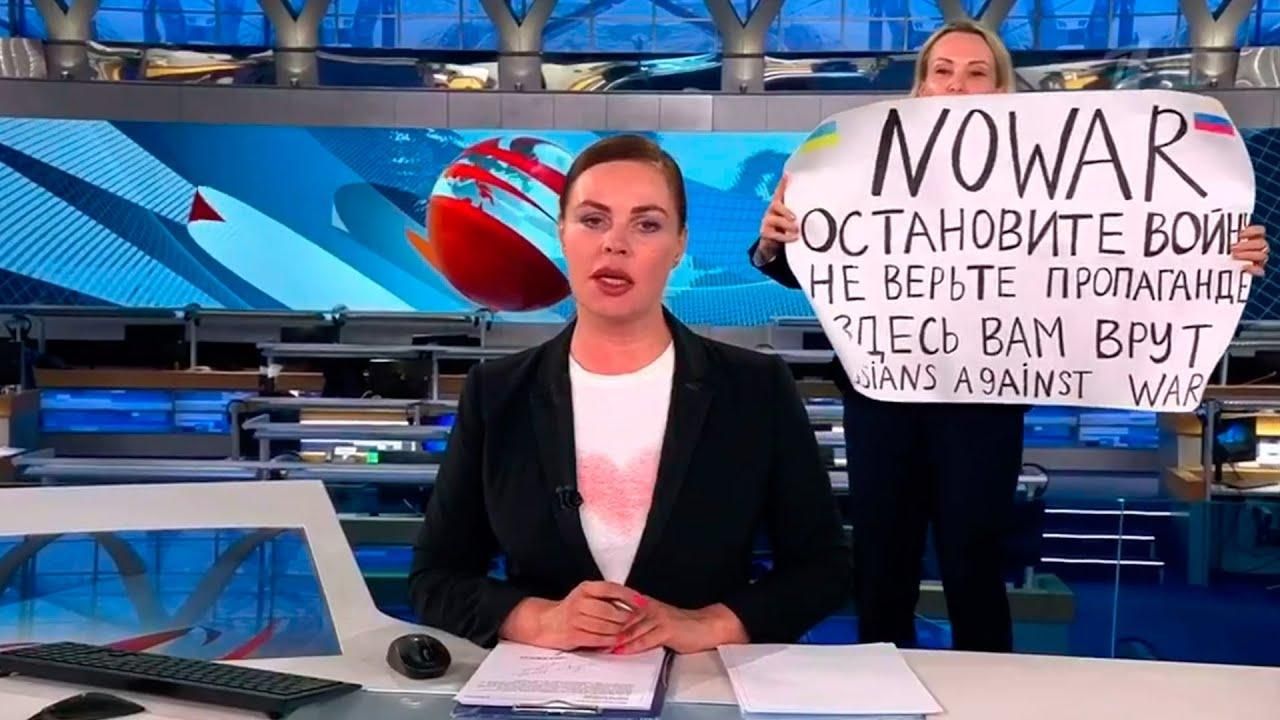 Российская журналистка, вышедшая с плакатом в прямом эфире, уже нашла новую работу - 24 Канал