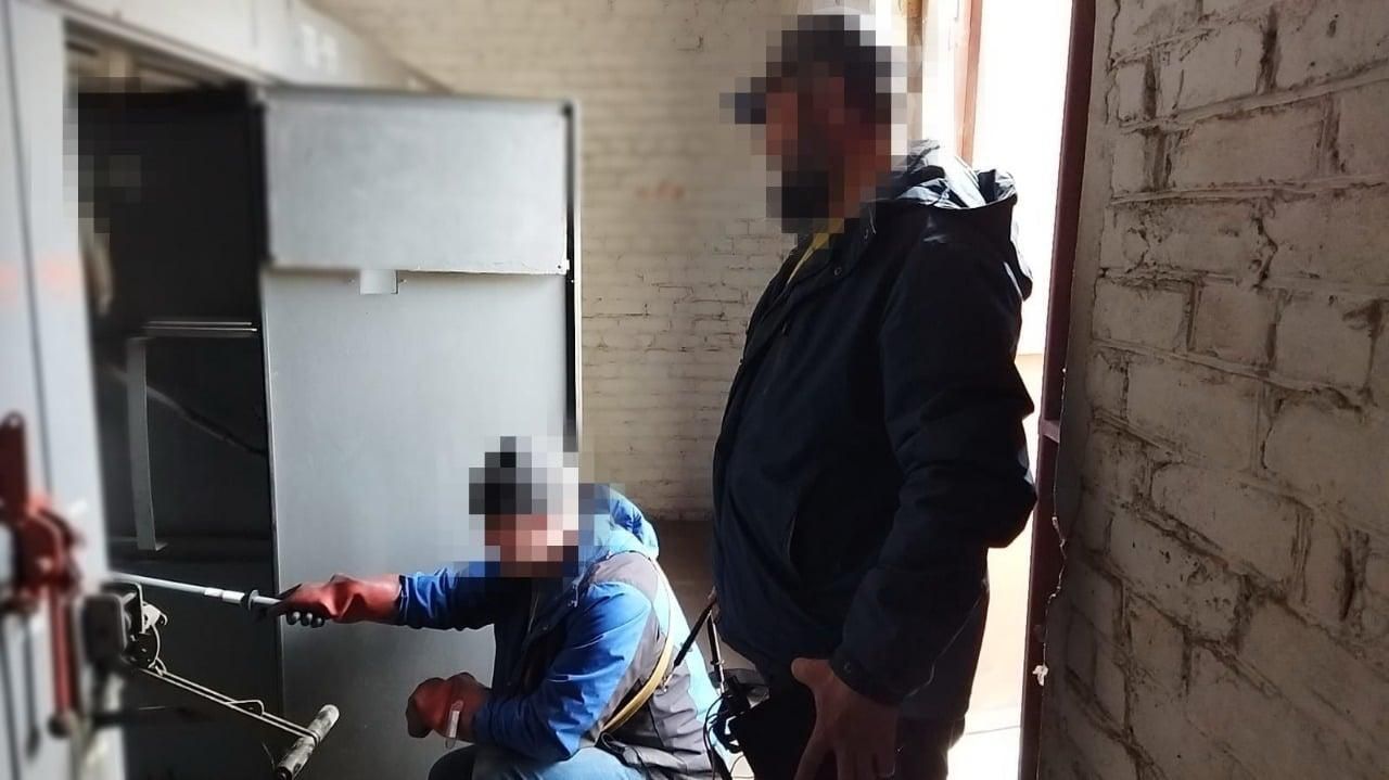 Справжній герой: єдиний у Сєвєродонецьку електромонтер повернув світло третині міста - 24 Канал Справжній герой: єдиний у Сєвєродонецьку електромонтер повернув світло третині міста - 24 Канал