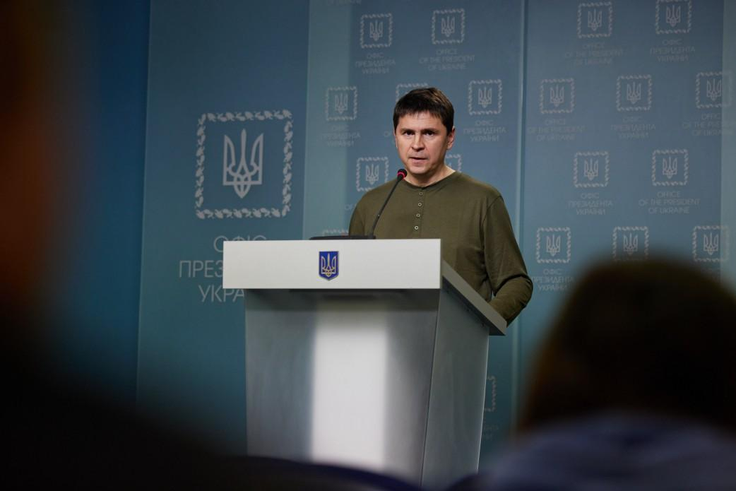 Запад говорит с Украиной на равных, мы становимся символом демократии, – Подоляк Запад говорит с Украиной на равных, мы становимся символом демократии, – Подоляк