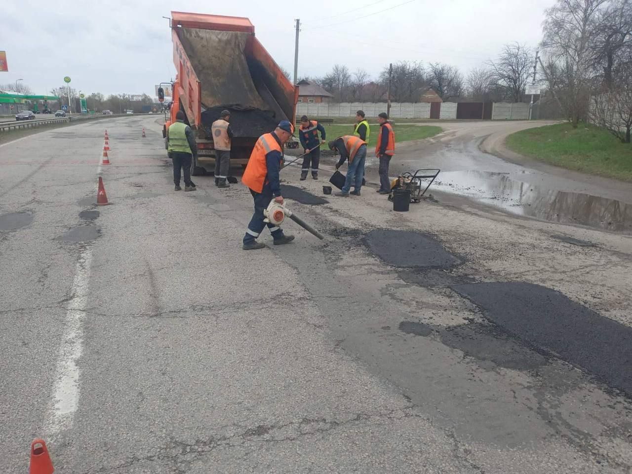 На Харківщині пошкоджено понад 800 км доріг: попри все, там роблять ямковий ремонт - 24 Канал На Харківщині пошкоджено понад 800 км доріг: попри все, там роблять ямковий ремонт - 24 Канал