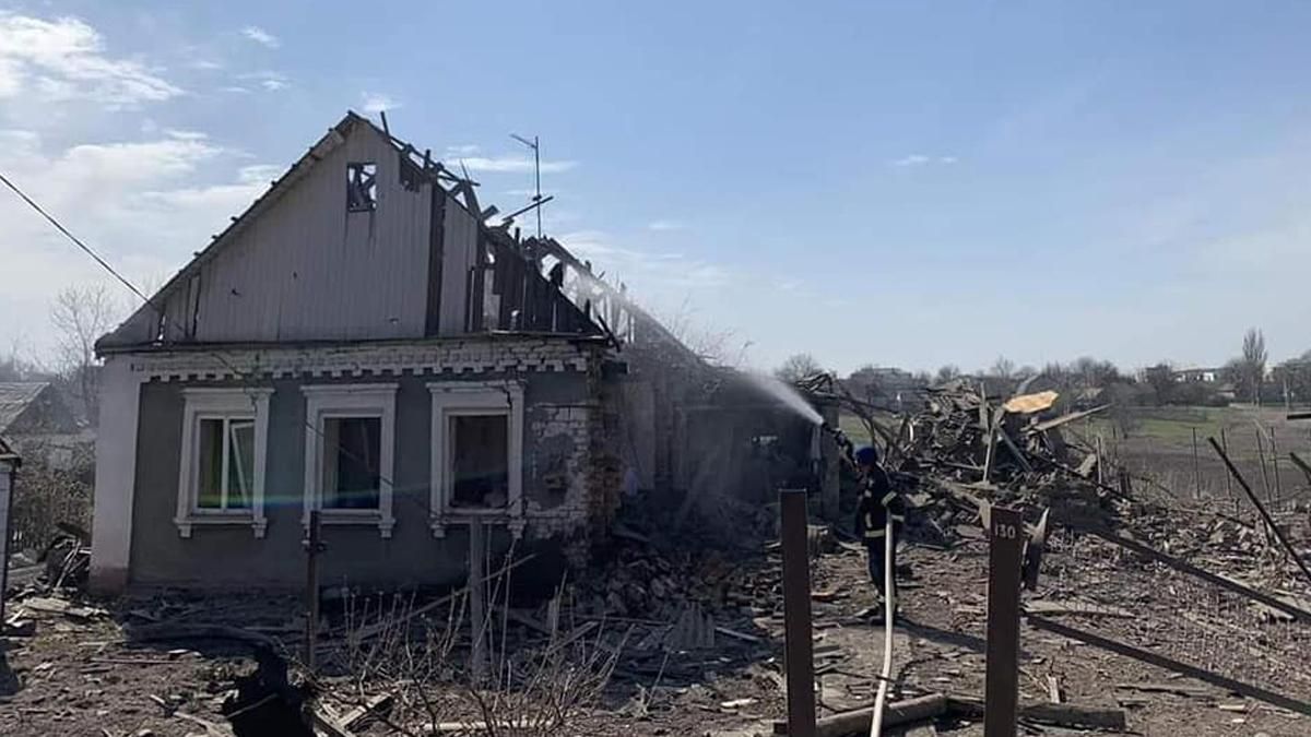 На Донеччині росіяни обстріляли село: пошкодило 30 будинків - 24 Канал На Донеччині росіяни обстріляли село: пошкодило 30 будинків - 24 Канал