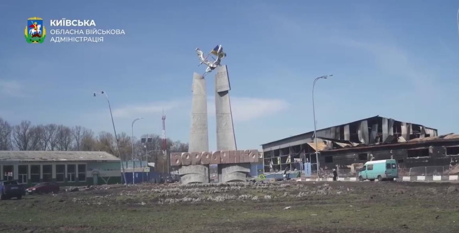 Бородянка оживає: сотні волонтерів та рятувальників працюють майже цілодобово - Київ