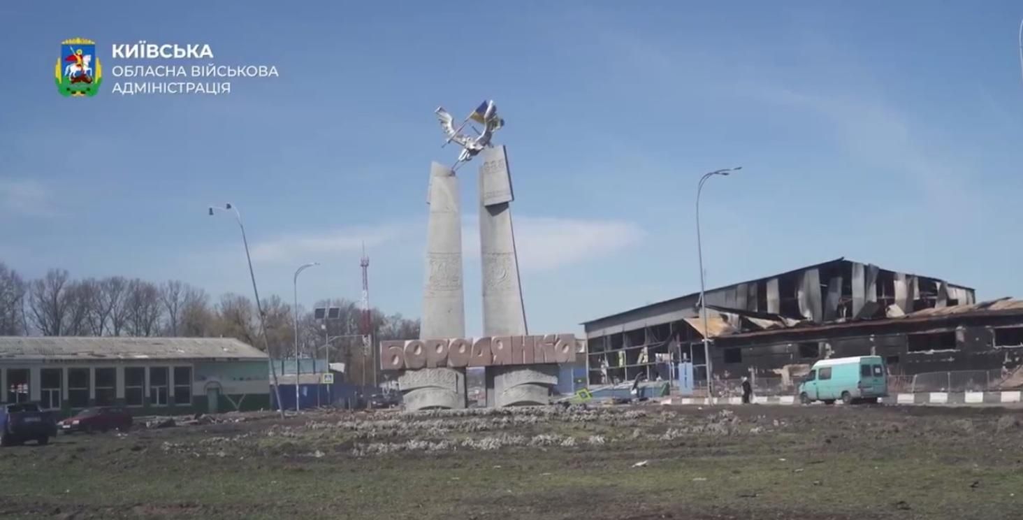 Бородянка оживает: сотни волонтеров и спасателей работают почти круглосуточно Бородянка оживает: сотни волонтеров и спасателей работают почти круглосуточно