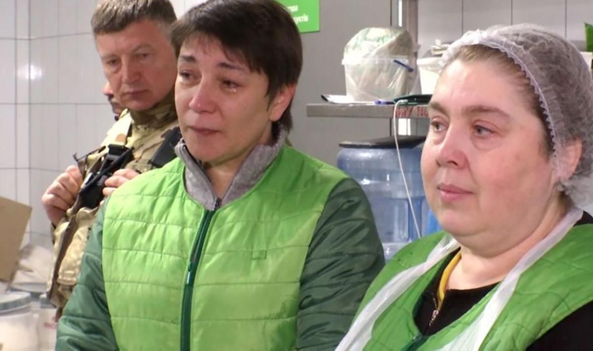 Две женщины остались работать в супермаркете в Ирпене, несмотря на обстрелы. - 24 Канал Две женщины остались работать в супермаркете в Ирпене, несмотря на обстрелы. - 24 Канал