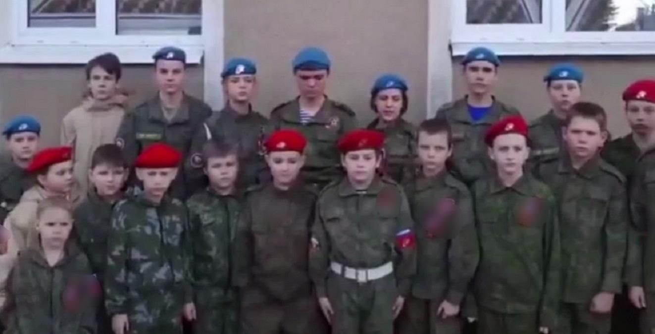 "Работайте, братья": Россия продолжает использовать для пропаганды маленьких детей "Работайте, братья": Россия продолжает использовать для пропаганды маленьких детей