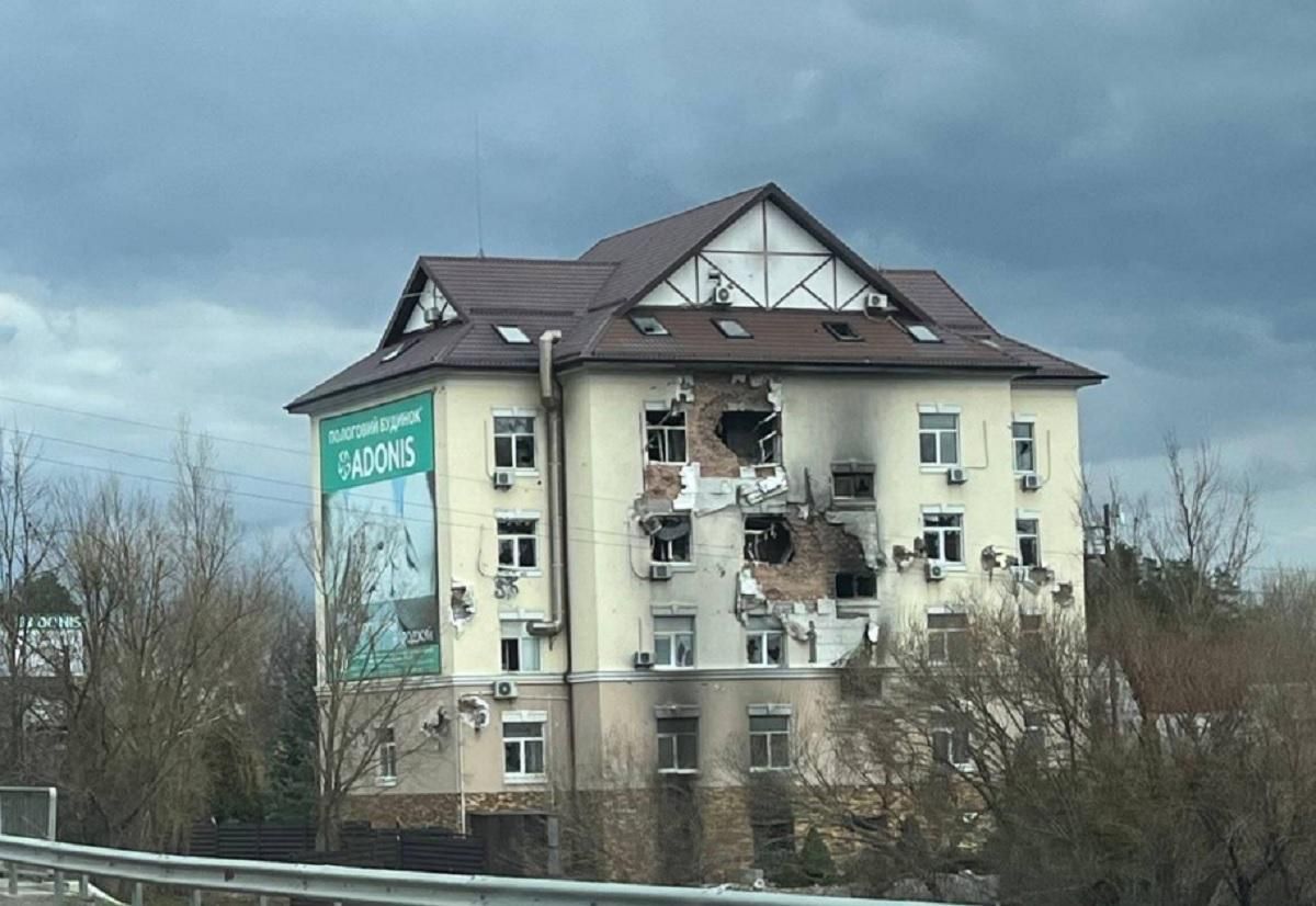 Ще один "військовий об'єкт": журналіст показав обстріляний приватний пологовий під Києвом - Київ Ще один "військовий об'єкт": журналіст показав обстріляний приватний пологовий під Києвом - Київ