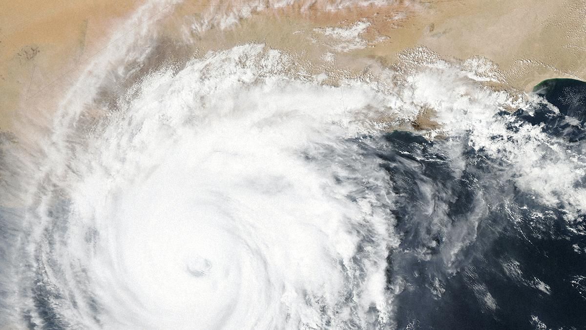 Искусственный интеллект научили точно предсказывать ураганы и штормы Искусственный интеллект научили точно предсказывать ураганы и штормы