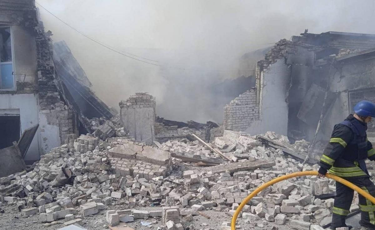 Росіяни знову гатили по Луганщині: багато руйнувань, є загиблі й поранені літні люди - 24 Канал Росіяни знову гатили по Луганщині: багато руйнувань, є загиблі й поранені літні люди - 24 Канал