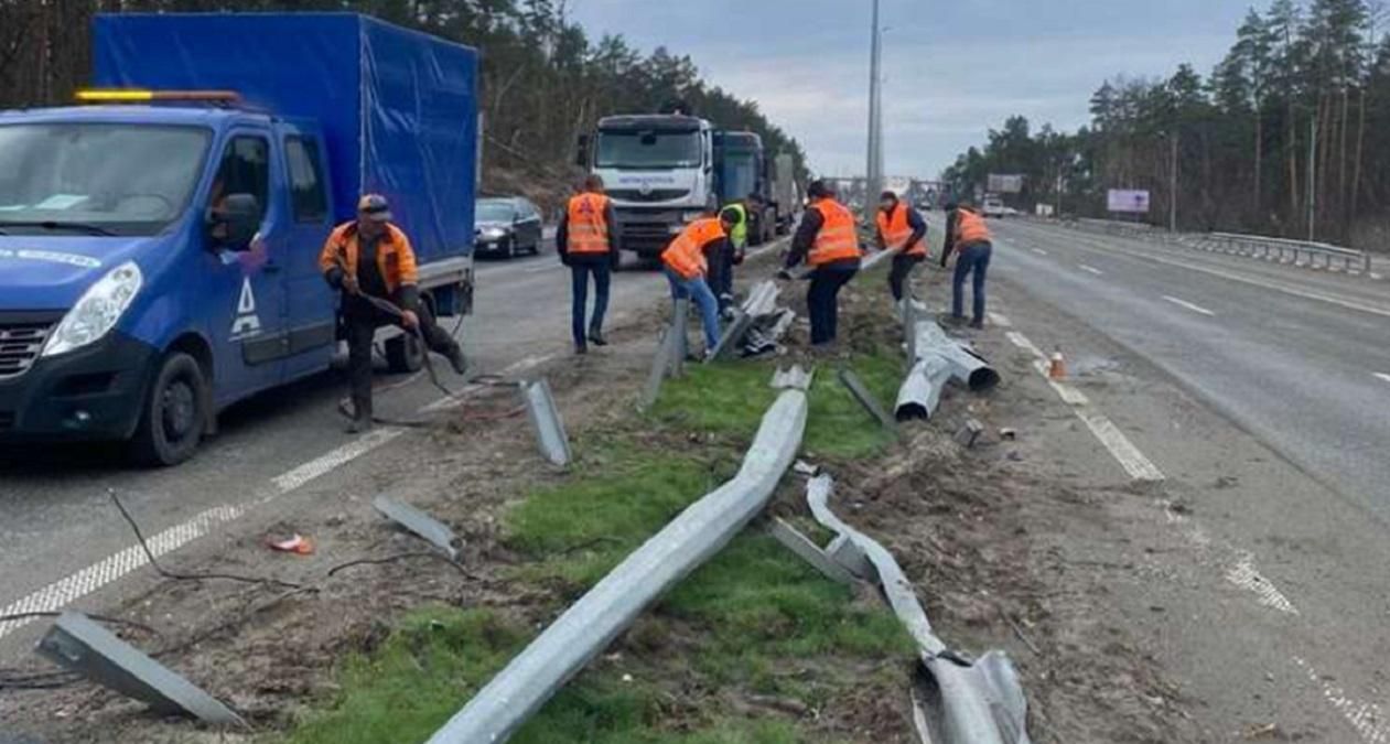 200 км дорог и 6 переправ: в Укравтодоре рассказали, где уже расчищены трассы 