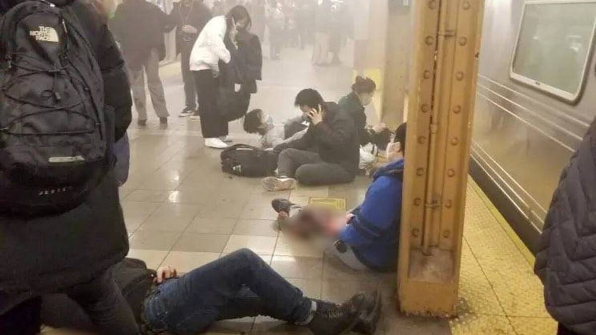 На станции метро в Нью-Йорке произошла стрельба: есть много раненых