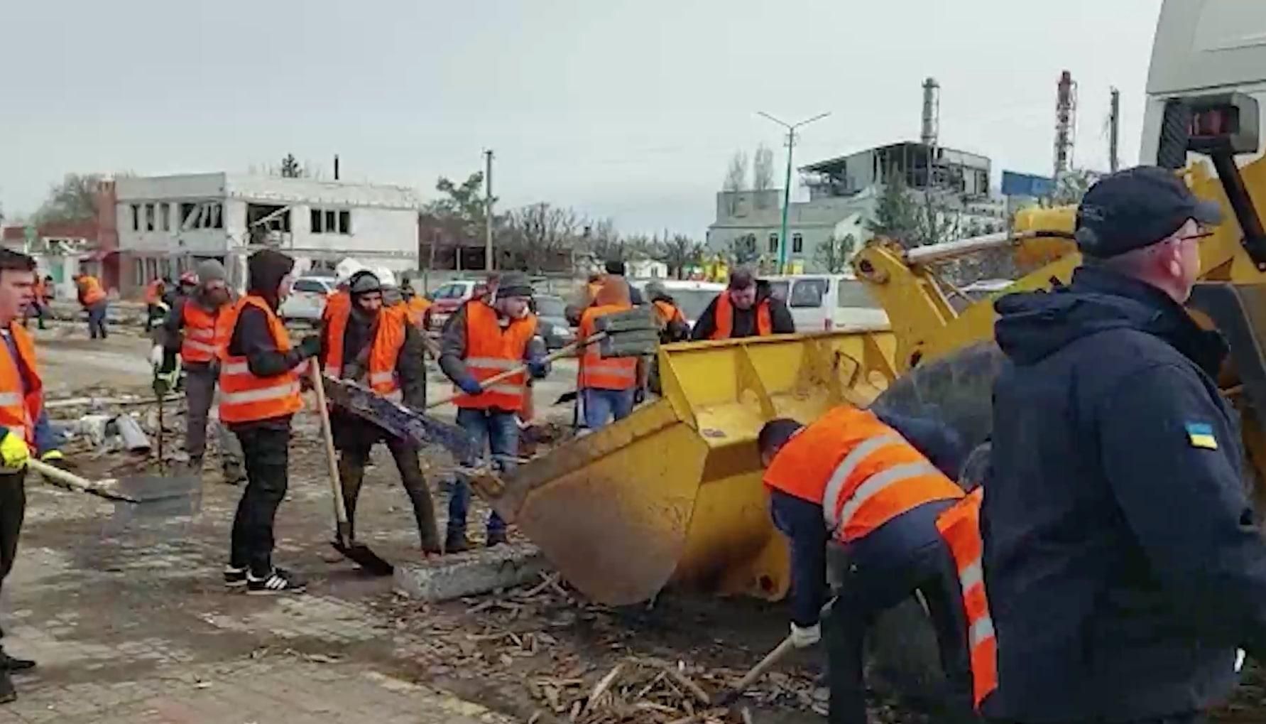 Люди різних професій: у Бородянці та Гостомелі українці допомагають розбирати завали - 24 Канал Люди різних професій: у Бородянці та Гостомелі українці допомагають розбирати завали - 24 Канал
