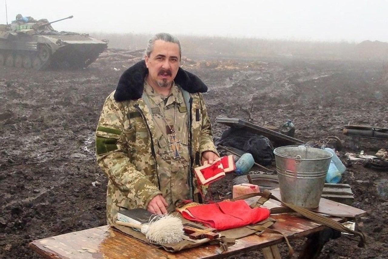 Священника ПЦУ, который пытался эвакуировать военных из Змеиного, держат в плену 1,5 месяца Священника ПЦУ, который пытался эвакуировать военных из Змеиного, держат в плену 1,5 месяца