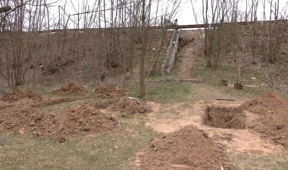 Біля Чернігова викопали з могил тіла 3 загиблих: їх автівки жорстоко обстріляли окупанти - 24 Канал Біля Чернігова викопали з могил тіла 3 загиблих: їх автівки жорстоко обстріляли окупанти - 24 Канал
