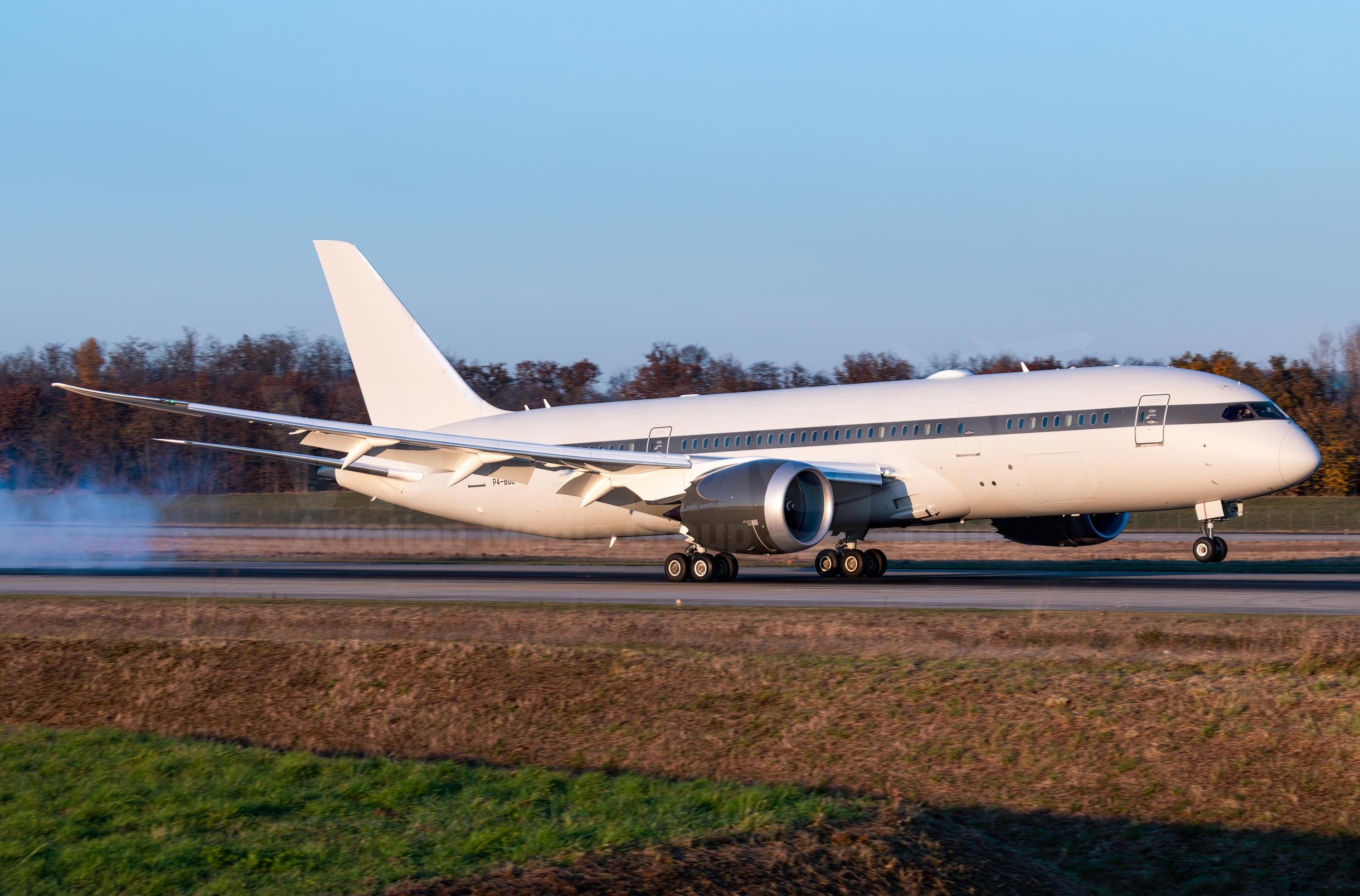 Десятки самолетов российских олигархов застряли в ОАЭ из-за санкций, – СМИ Десятки самолетов российских олигархов застряли в ОАЭ из-за санкций, – СМИ