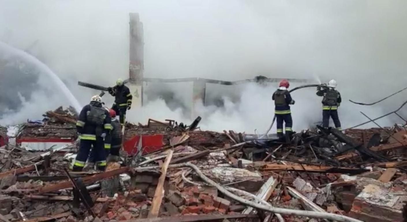 От взрыва пострадало соседнее здание: в Харькове ликвидировали масштабный пожар