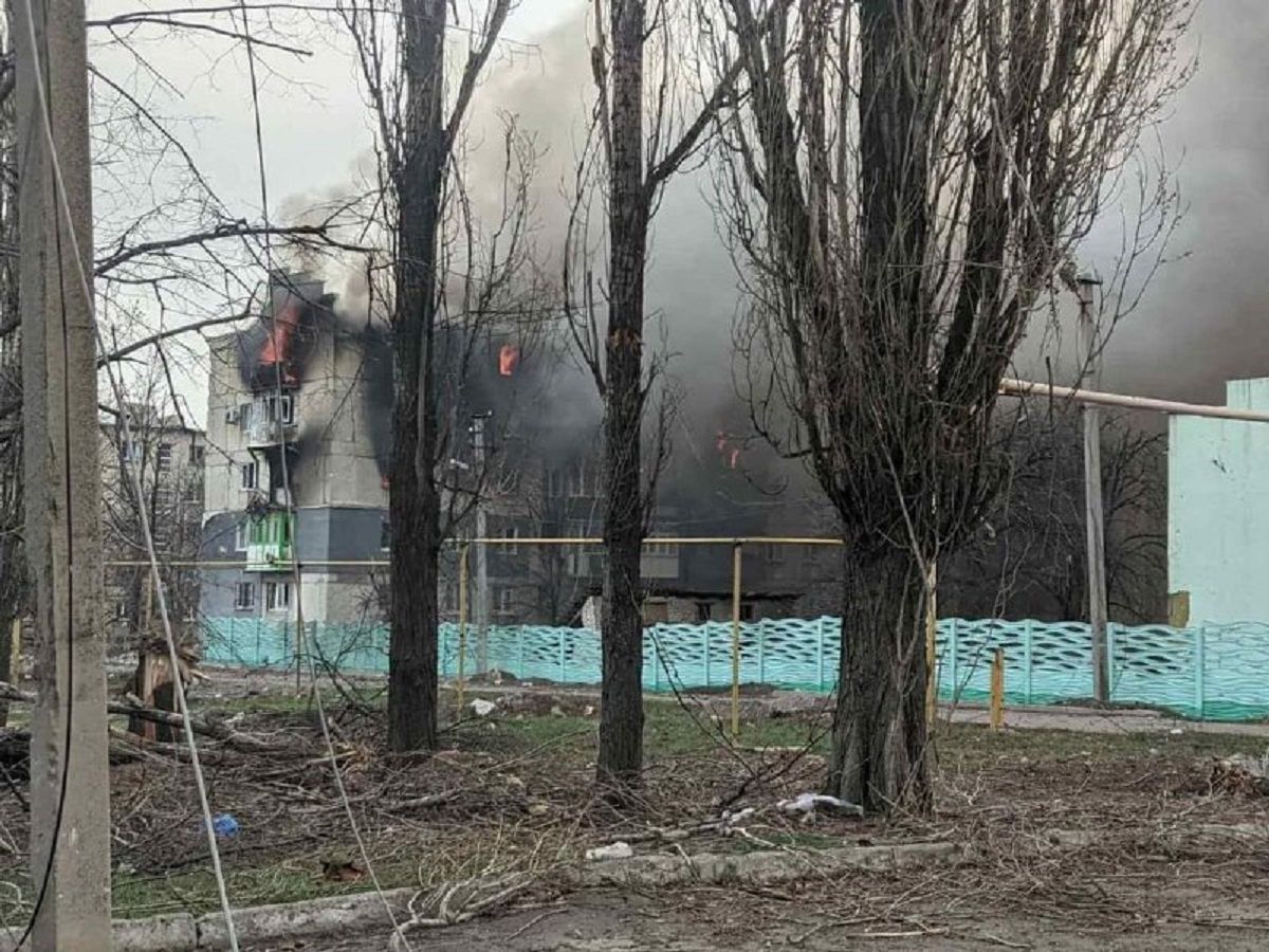З пожеж, які спричинили обстріли на Луганщині, вдалося врятувати 21 людину - 24 Канал