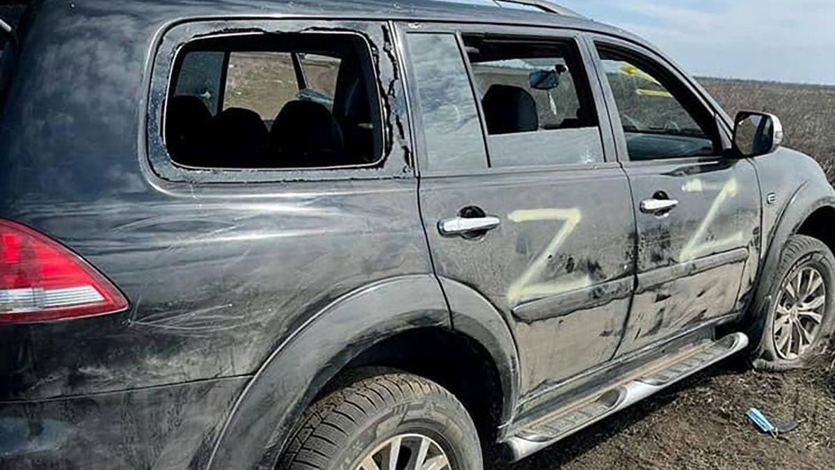 Окупанти шукають "нацистського снайпера": у Мелітополі вночі розстріляли авто з літерою Z - 24 Канал