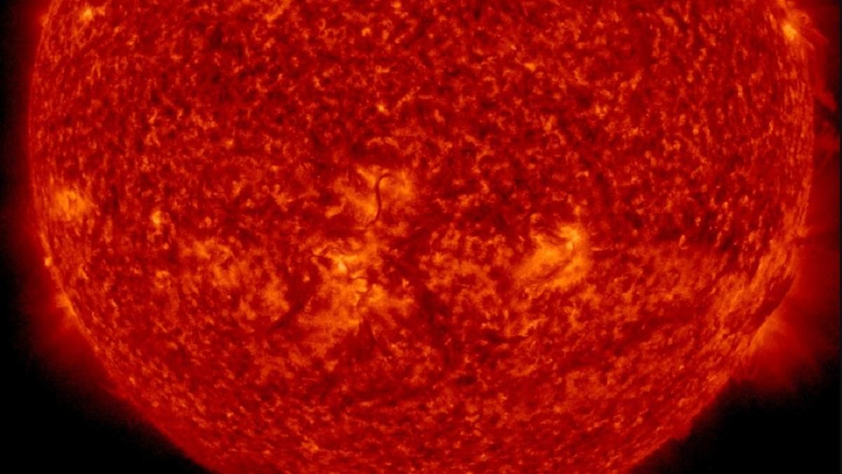 "Мертва" пляма на Сонці запустила кулю плазми у напрямку Землі: як це вплине на нашу планету - Техно