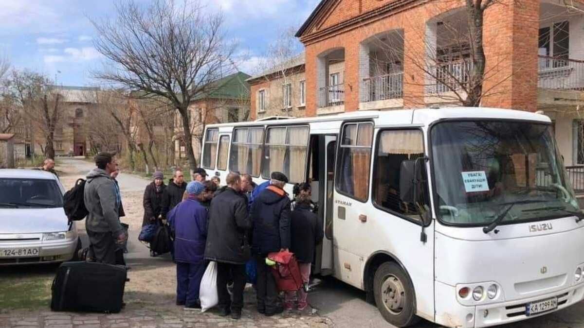 Потрохи вдається рятувати людей і завозити їжу: як проходить евакуація з Попасної - 24 Канал