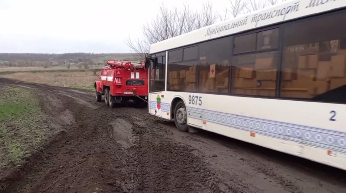 "Трасса жизни": на Запорожье спасатели отбуксировали гумколонны, застрявшие в болоте