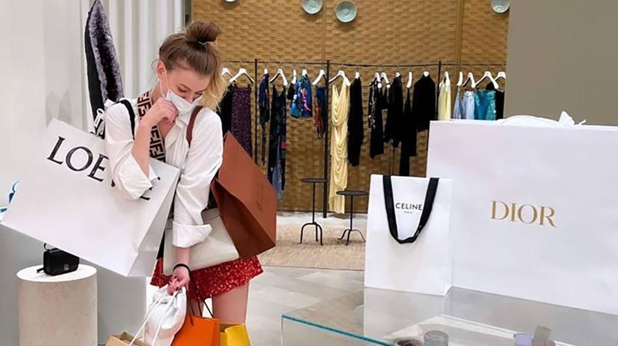 Не только Chanel: бренд Celine также отказывается продавать одежду россиянкам