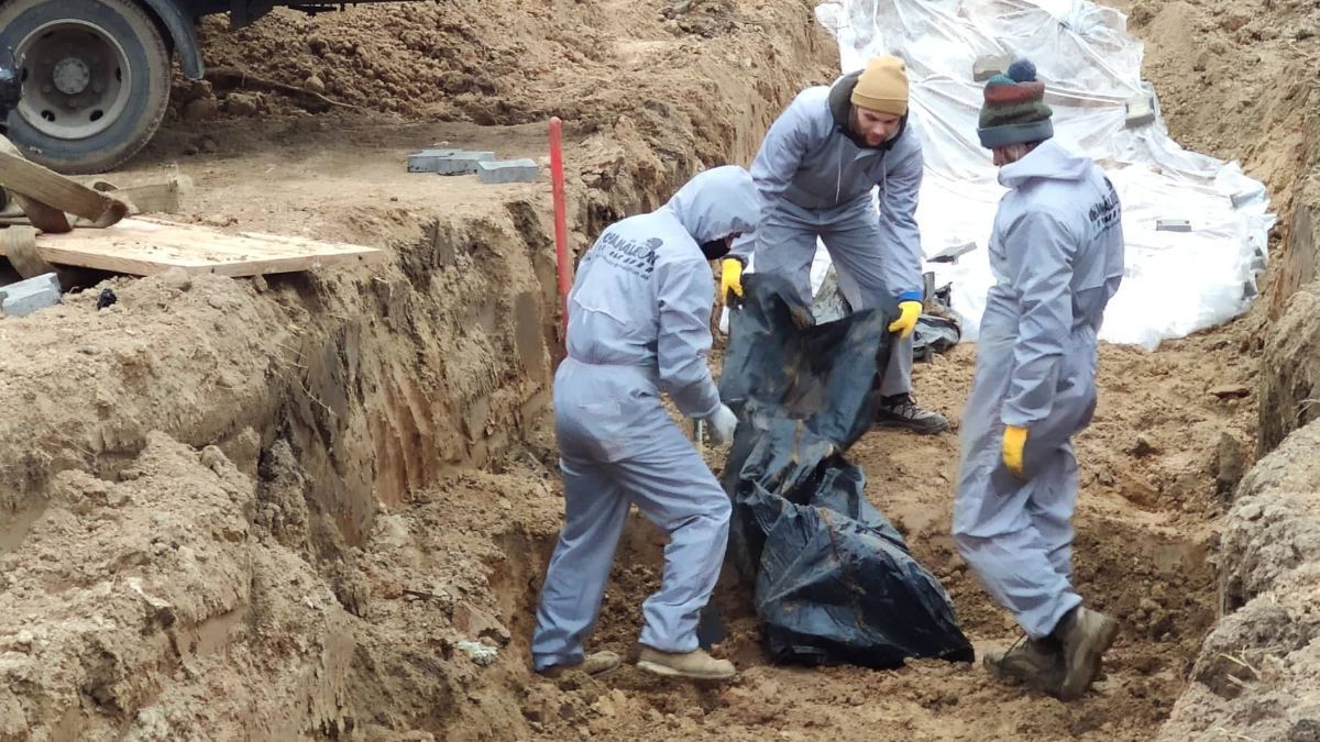 У Бучі проводять ексгумацію тіл з братської могили: фото й відео з місця подій - 24 Канал