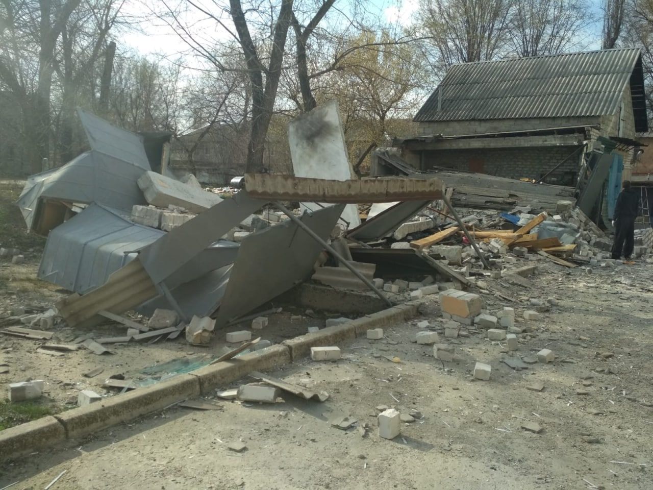 В Рубежном сгорел жилой квартал, а в Северодонецке пылало медучреждение: спасены 10 человек - 24 Канал