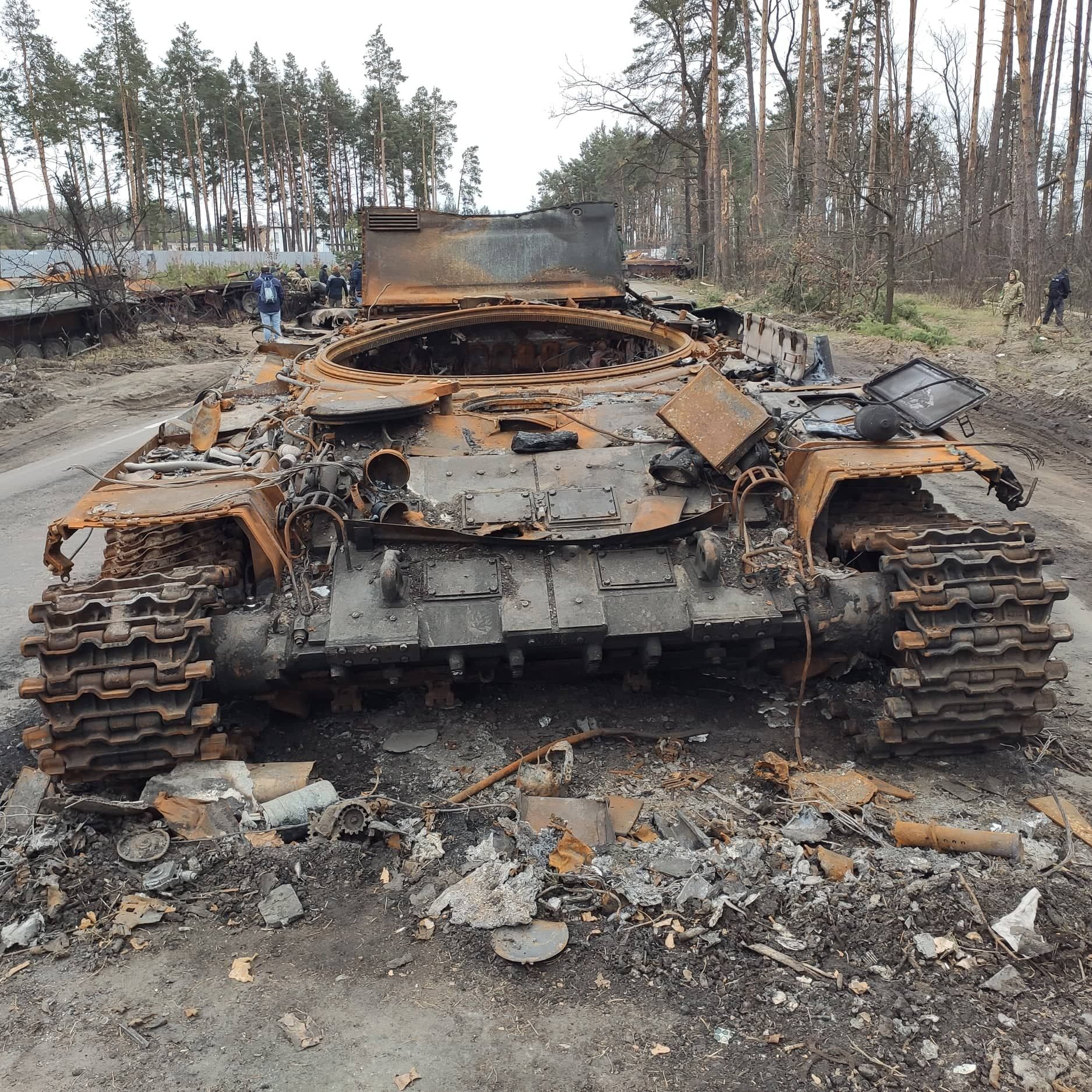 Згоріли танки, машини й амуніція: фото понищеної техніки росіян у Бучі - 24 Канал