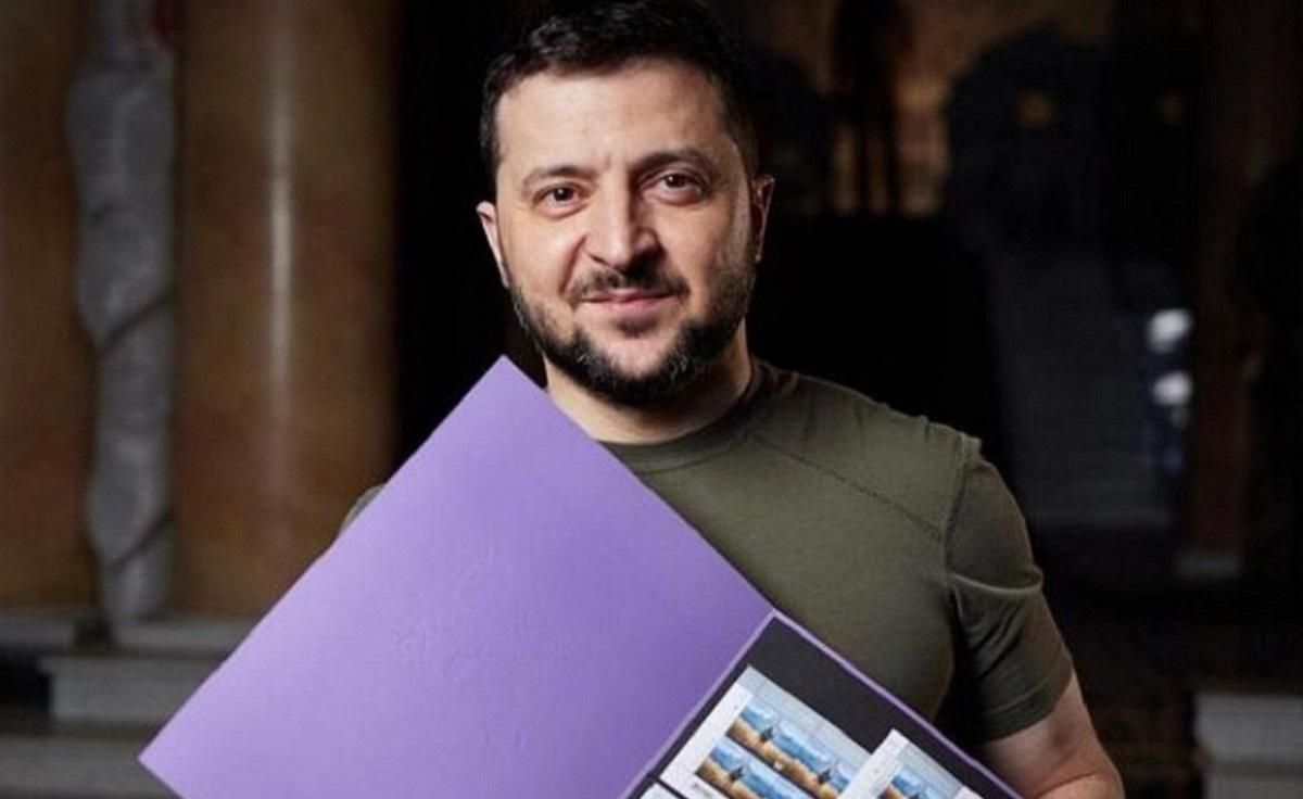 Президент похвалився новою маркою "Укрпошти" з посланням до російського військового корабля - 24 Канал Президент похвалився новою маркою "Укрпошти" з посланням до російського військового корабля - 24 Канал